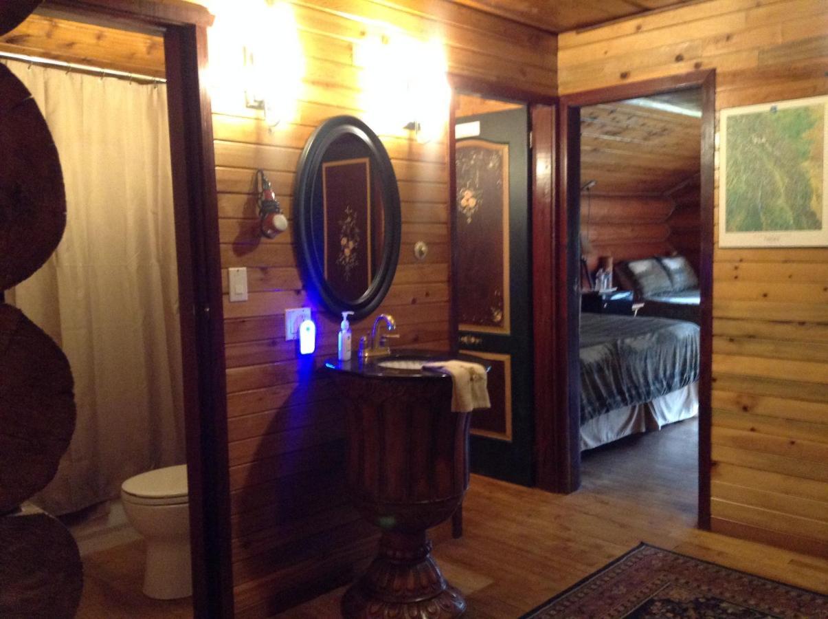 Summit River Lodge & Campsites Valemount Værelse billede